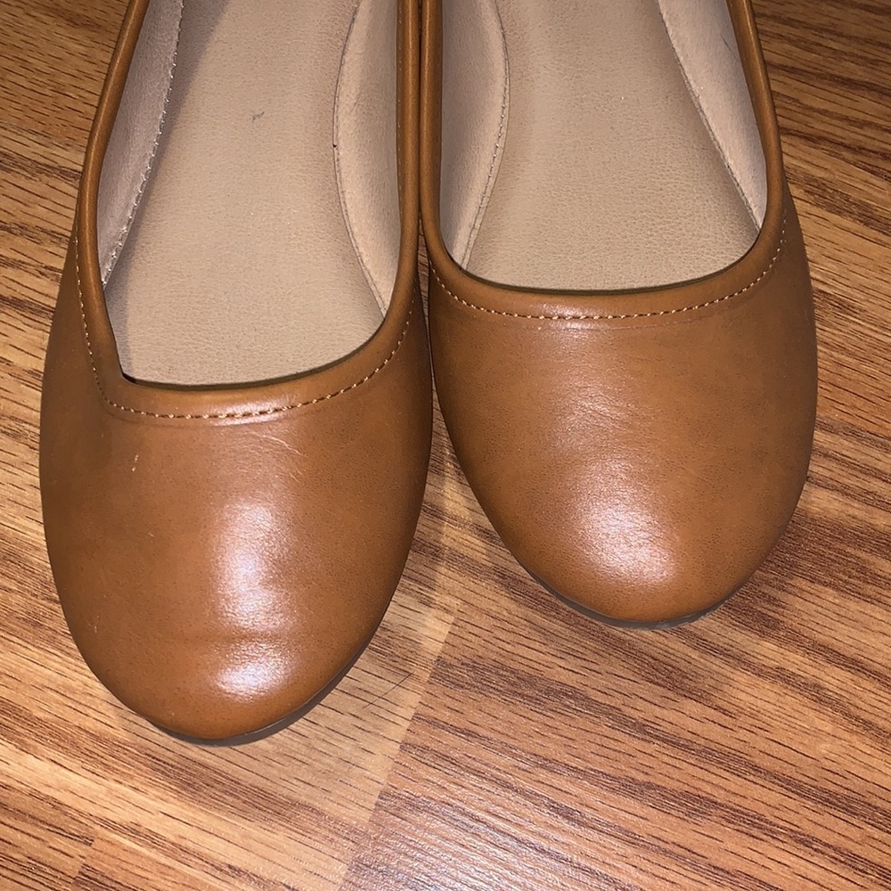 Universal Thread Flats - Picture 2 of 6